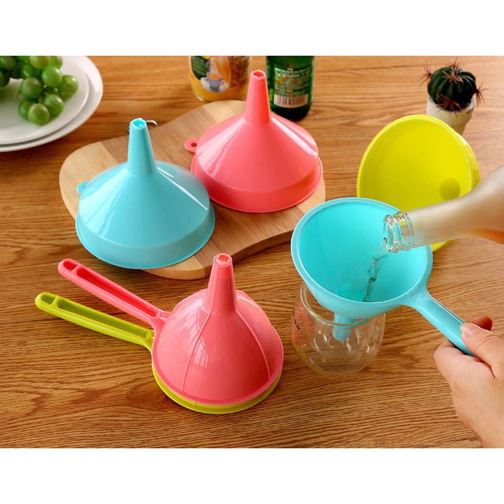 Phễu nhựa cán dài có tay cầm tiện lợi