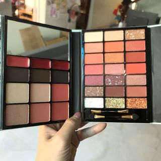 Bộ trang điem phan mắt, má, môi.kèm cọ