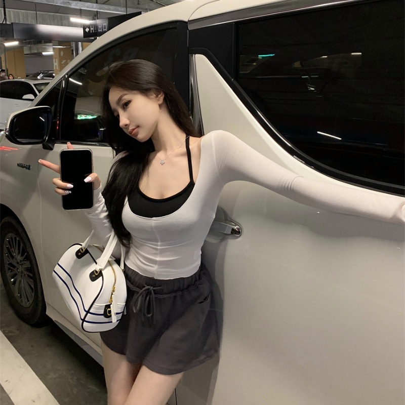 Set đồ COZOKC gồm áo tay dài và áo cổ yếm phong cách quyến rũ