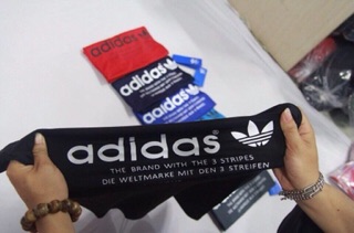 Áo thun Adidas.