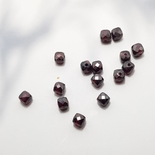 [1 hạt] [Garnet] Hạt lẻ đá phong thủy Garnet vuông 4mm