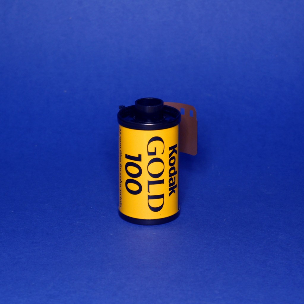 Film chụp ảnh outdate Kodak Gold 100