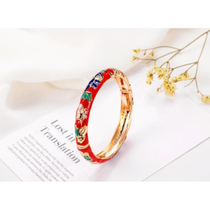 Vòng tay tráng men hoa văn cung đình, phù hợp với các loại trang phục truyền thống như áo dài, thổ cẩm. (Mẫu)