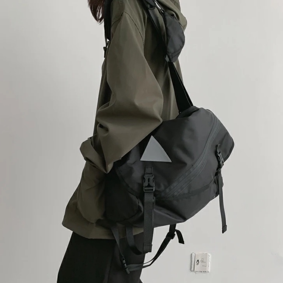 Túi đeo chéo Unisex họa tiết tam giác phản quang vải dù chống nước hiện đại