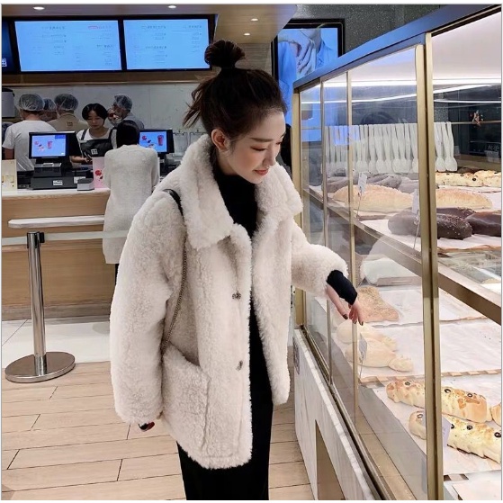 Áo khoác lông cừu màu trắng style Hàn Quốc-Áo khoác nữ lông cừu thời trang, ấm áp
