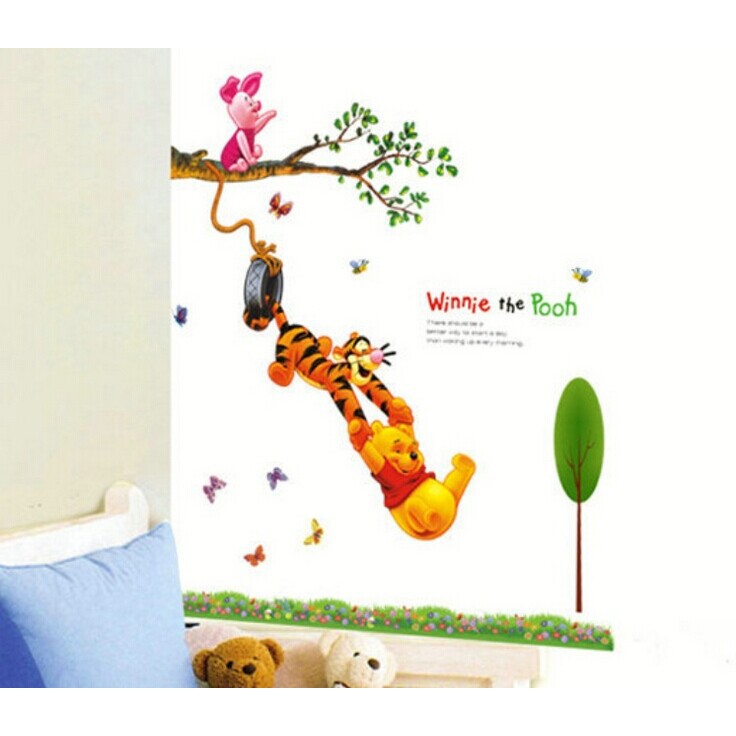 Decal dán tường Pooh đu cây