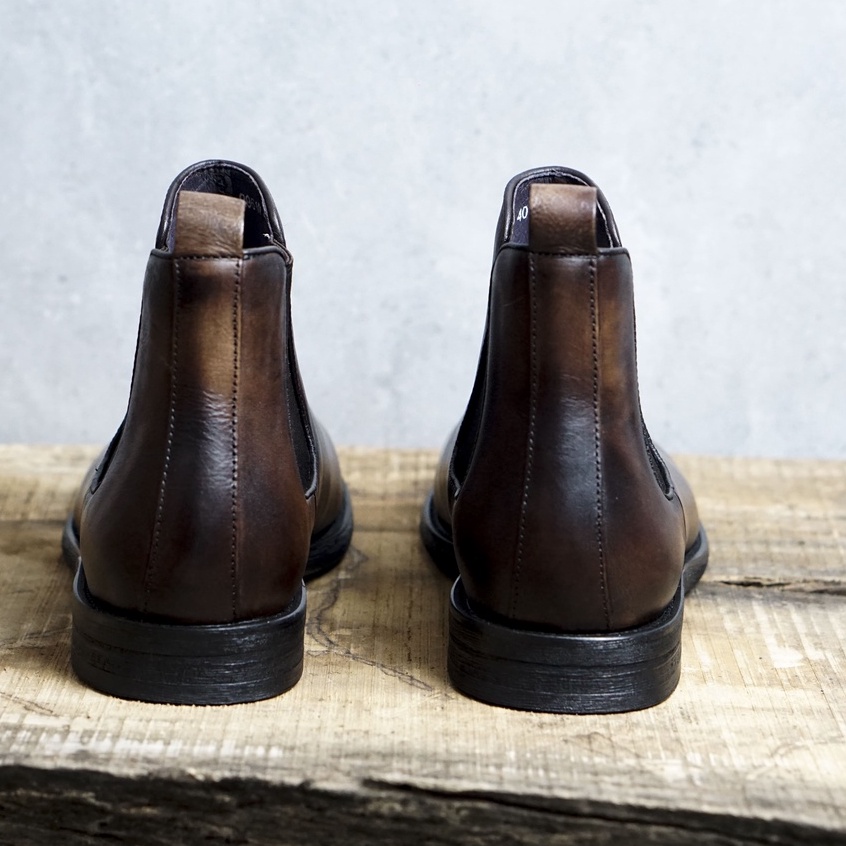 Giày boot chelsea da bê đen và nâu mũi tròn nam tính , sang trọng