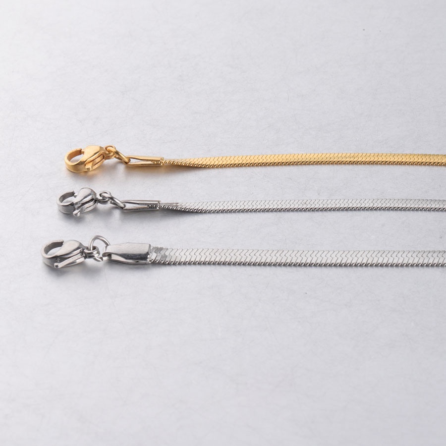 Lắc tay nữ inox kiểu mì dẹp sáng đẹp, không đen tạo nên vẻ đẹp vô cùng quyến rũ cho đôi tay của bạn