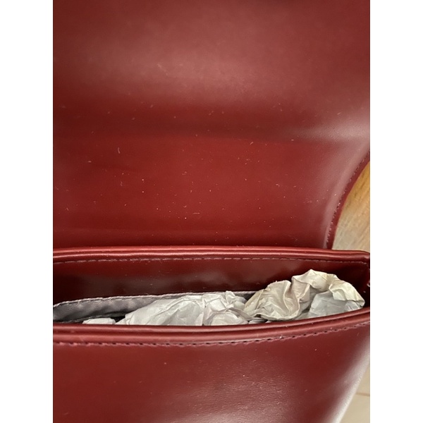 Túi đeo màu đỏ