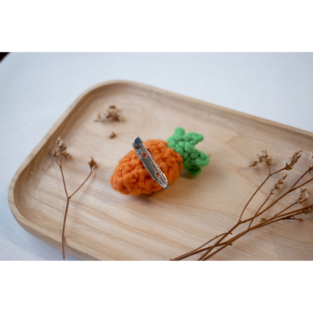 Huy hiệu/ Pin button cài áo balo móc bằng len