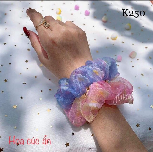 Cột tóc vải Scrunchies ombre hoa cúc ẩn