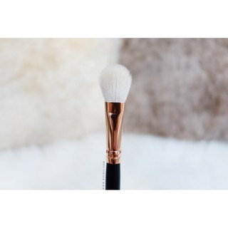 Cọ đánh phấn highlight Morphe R31 - HIGHLIGHT DEFINER