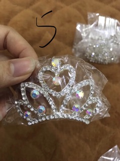 Vương miện công chúa có gắn đá lấp lánh