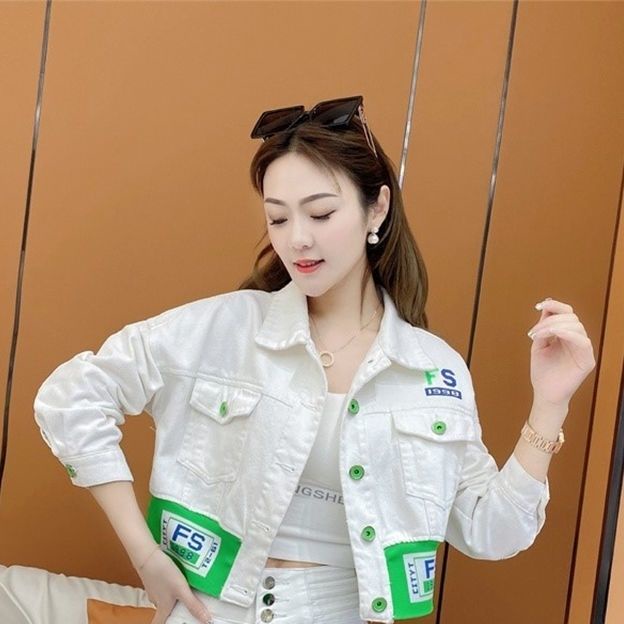 In the summer of 2022, the new simple impact color denim short style jacket is a woman's street style single-breasted and skinny jacket.