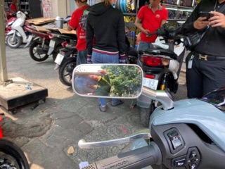 1 chiếc gương h2c xe máy