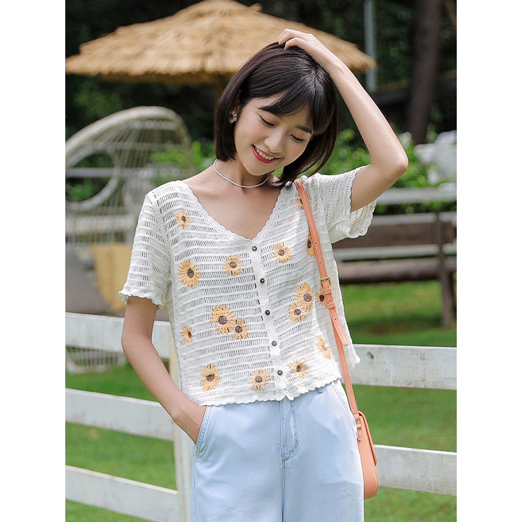 Áo len sợi đan dáng croptop thêu hoa cúc - LIOLA