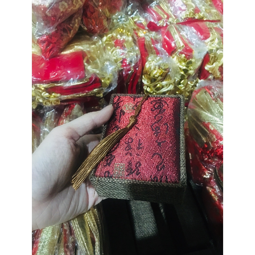 Hộp gấm thêu đựng vòng phong thủy trang sức