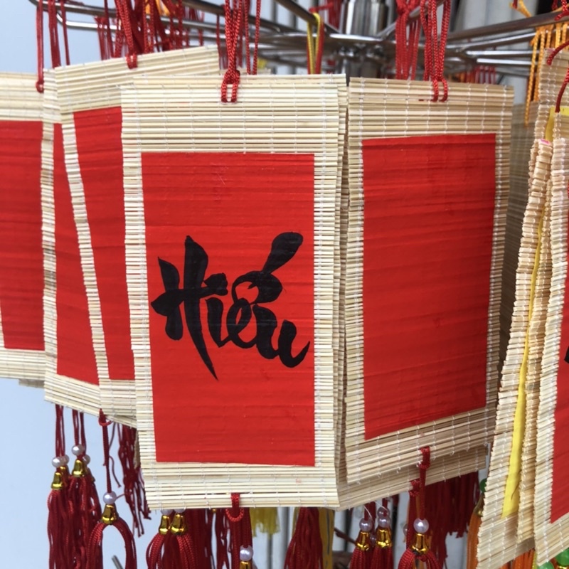 MÀNH TRE TRANG TRÍ MINI 7x14cm GIẤY ĐỎ CÓ CHỮ THƯ PHÁP viết tay