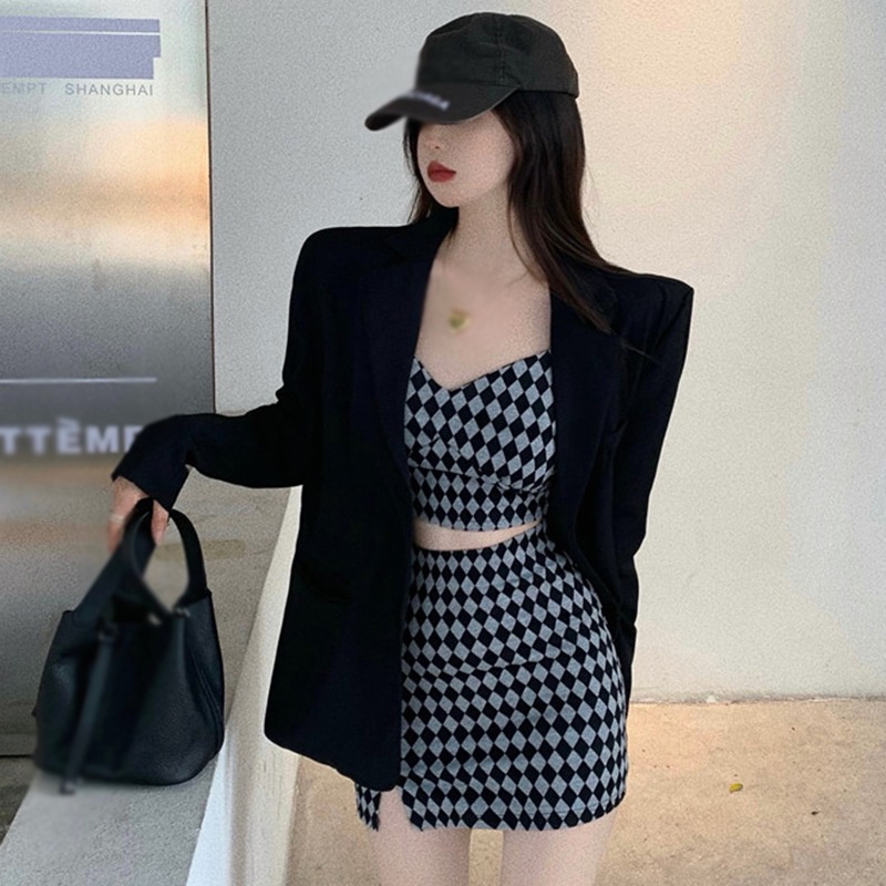 Bộ áo croptop 2 dây và chân váy ngắn xẻ tà quyến rũ dành cho bạn nữ
