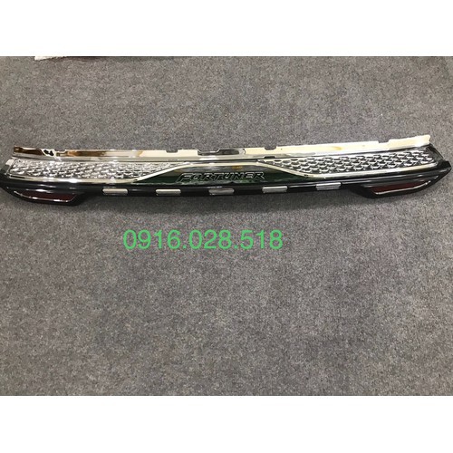 Ốp chống trầy cốp Fortuner 2019-2020 Nhựa Cao cấp, Ngoài