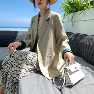 Blazer lật tay xanh cá tính