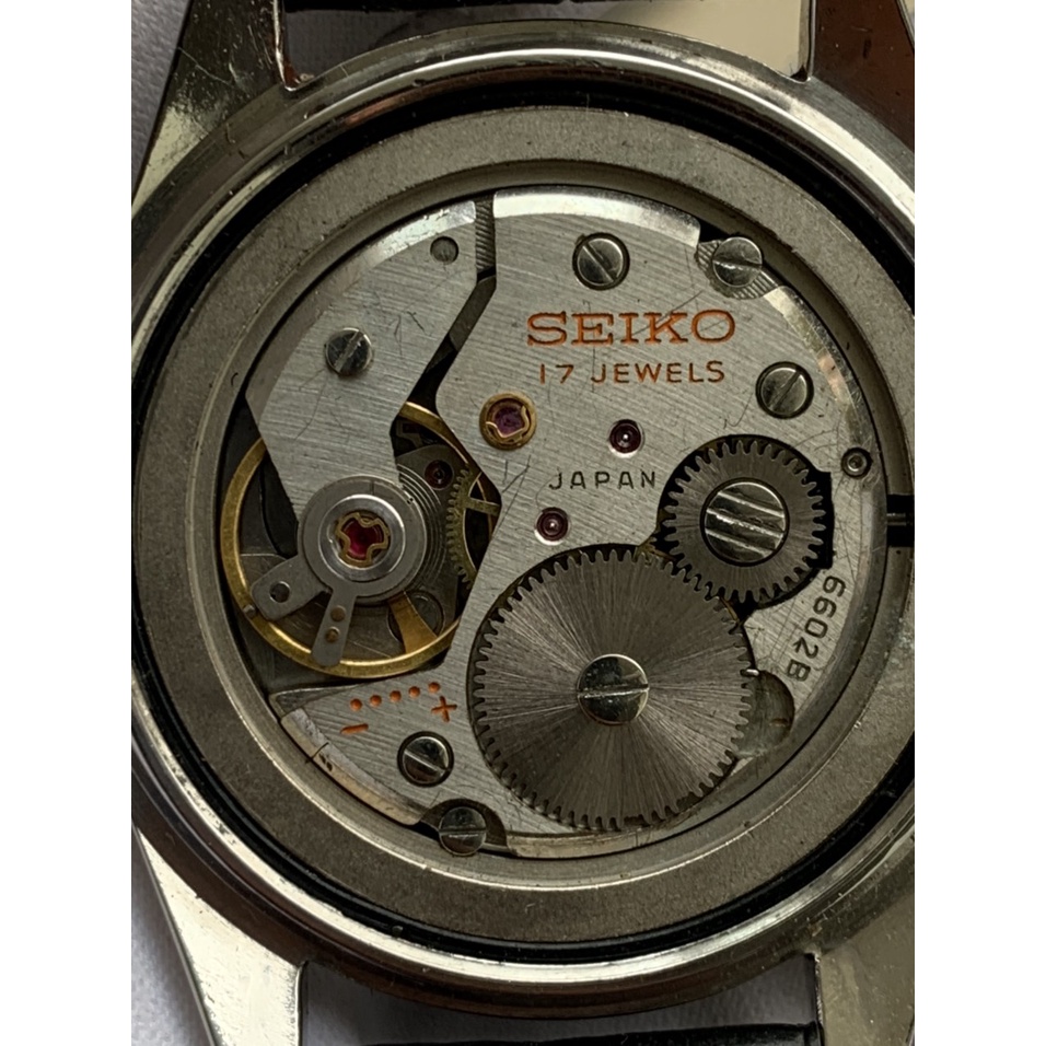 Đồng hồ nam SEIKO cơ cót 17 jewles, có ô cửa lịch, mặt màu đen, dây da thiết kế đơn giản của Nhật