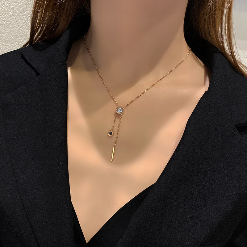 Titanium steel and rose gold necklace with simple collarbone design