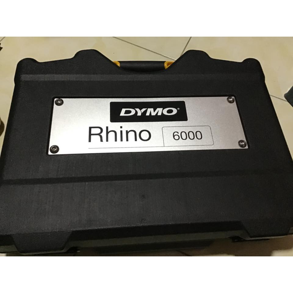 Máy in nhãn DYMO RHINO 6000 máy in xuất xứ in tem mác in hạn sử dụng tặng kèm 8 cuộn giấy in kèm mực (hàng qua sử dụng)