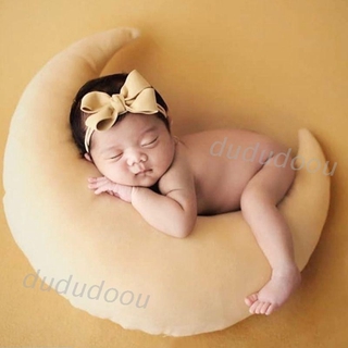 Gối làm phụ kiện chụp ảnh cho bé thiết kế hình mặt trăng