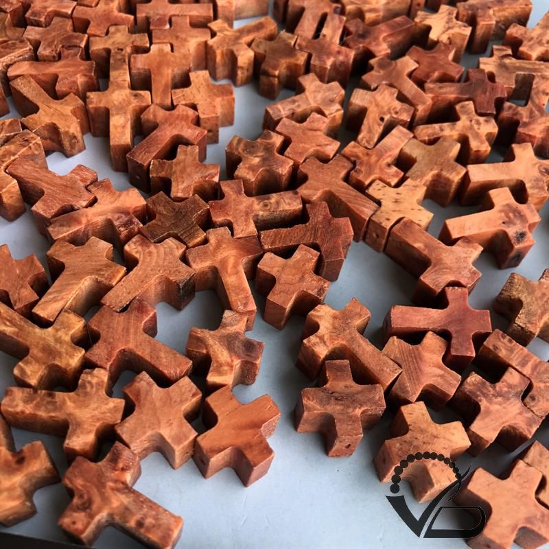 Charm Thánh Giá gỗ Nu Huyết Long dành cho khách Công giáo