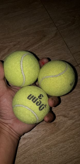 Một quả banh tenis đã qua sử dụng nhưng vẫn còn đẹp