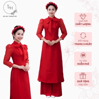 Áo dài cách tân nở ở cổ áo 4 tà voan lót lụa, dáng áo dài mềm mịn bay tà