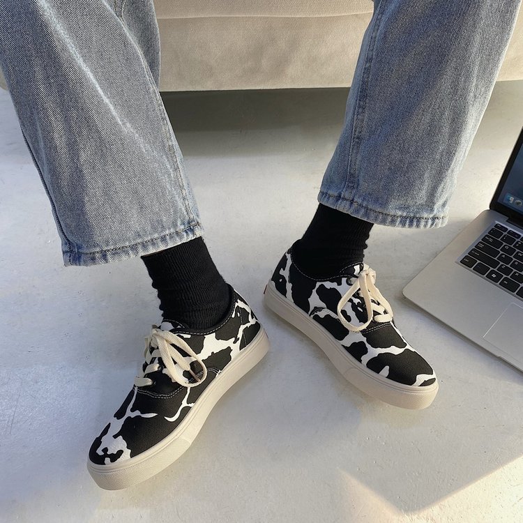 Giày thể thao đế bằng họa tiết bò sữa phong cách Hàn Quốc thời trang sành điệu | BigBuy360 - bigbuy360.vn