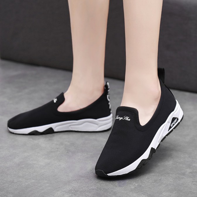 Giày slip on thể thao màu đen hiện đại GTT5802