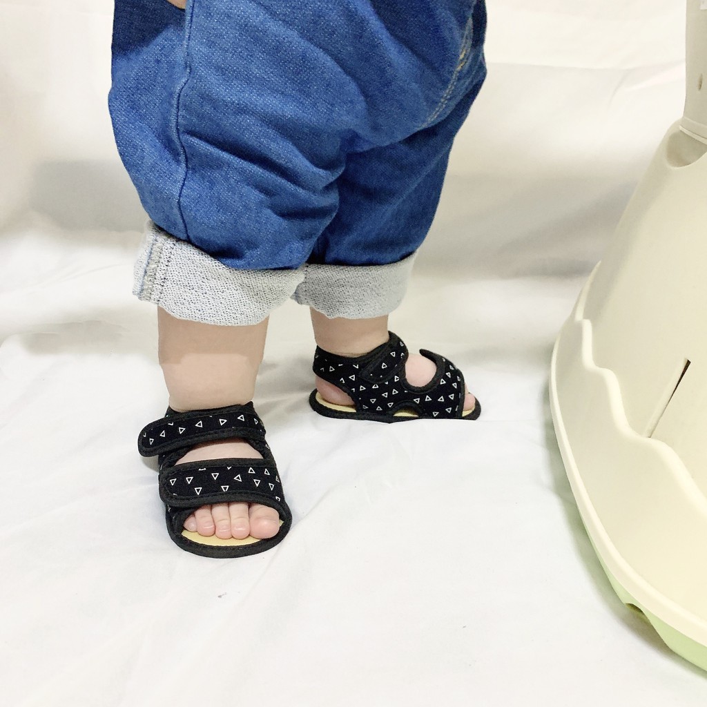 Giày sandal đế mềm chống trượt xinh xắn dùng cho bé tập đi