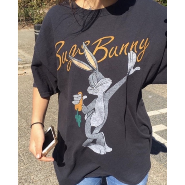 Áo phông hình thỏ Bugs form dáng oversized Brandy Melville