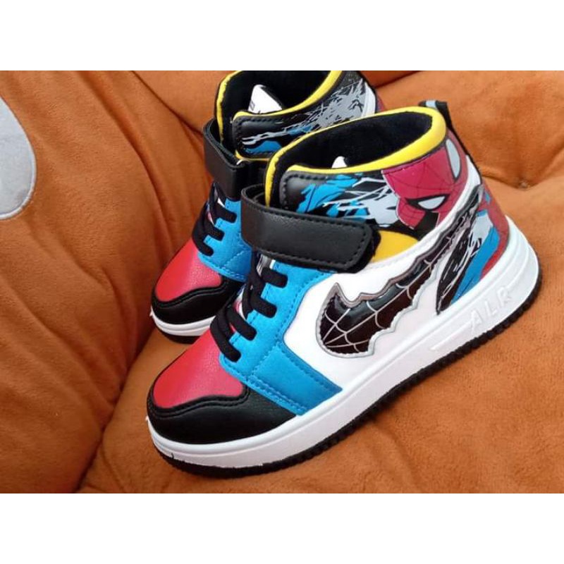 Giày thể thao bé trai