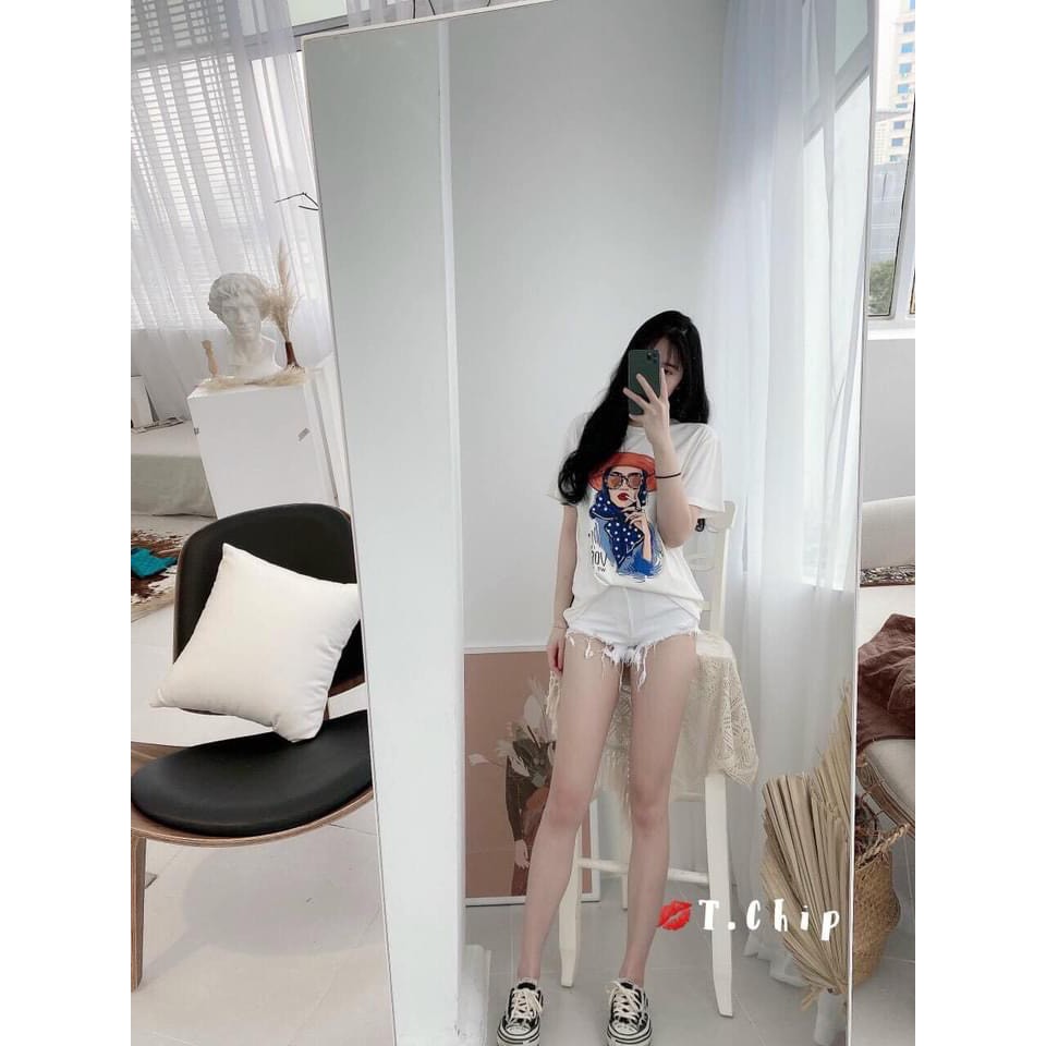 Áo phông đen trắng cô gái hút thuốc | BigBuy360 - bigbuy360.vn
