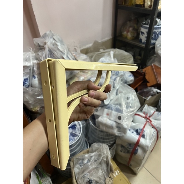Chân đỡ ban thờ bằng sắt.