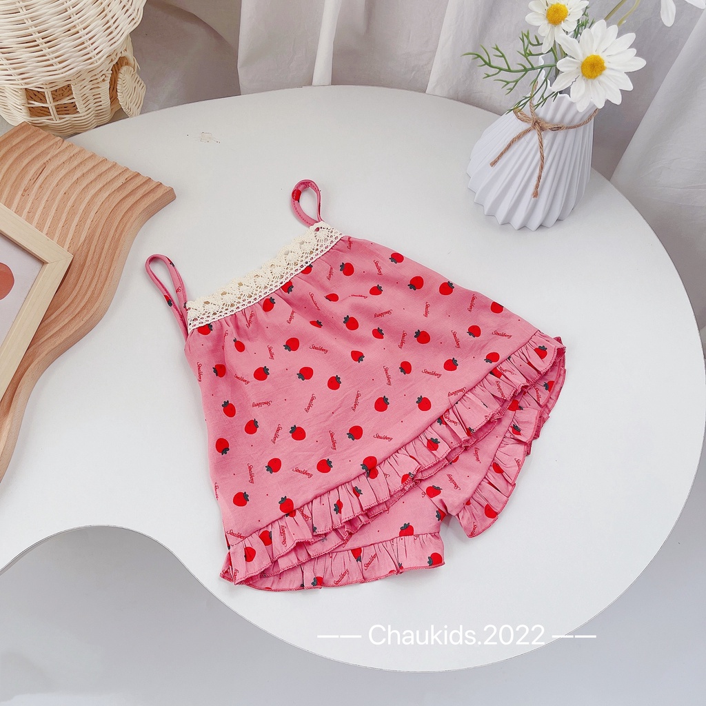Bộ đũi 2 dây mùa hè bé gái, sét áo 2 dây ren chất đũi họa tiết dâu tây ren ngực kèm quần Chaukid cho bé