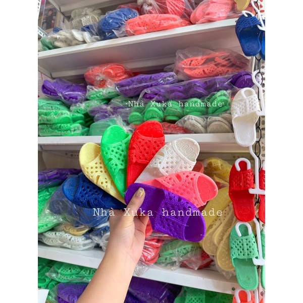 Dép tổ ong dẻo màu trơn cho bé!