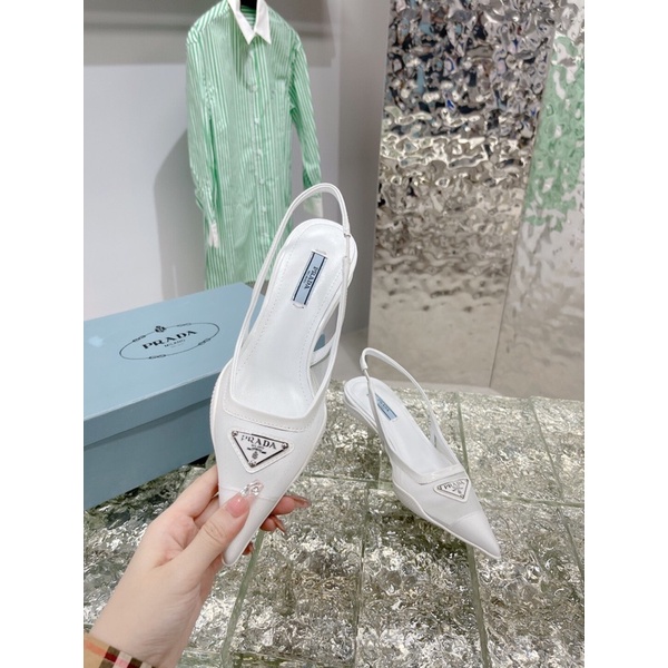 Giày cao gót 5cm mũi nhọn khoét eo logo thương hiệu Prada 2022 cao cấp