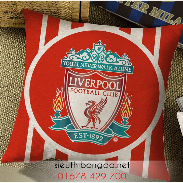 Ảnh thật gối ôm Liverpool logo 2 mặt