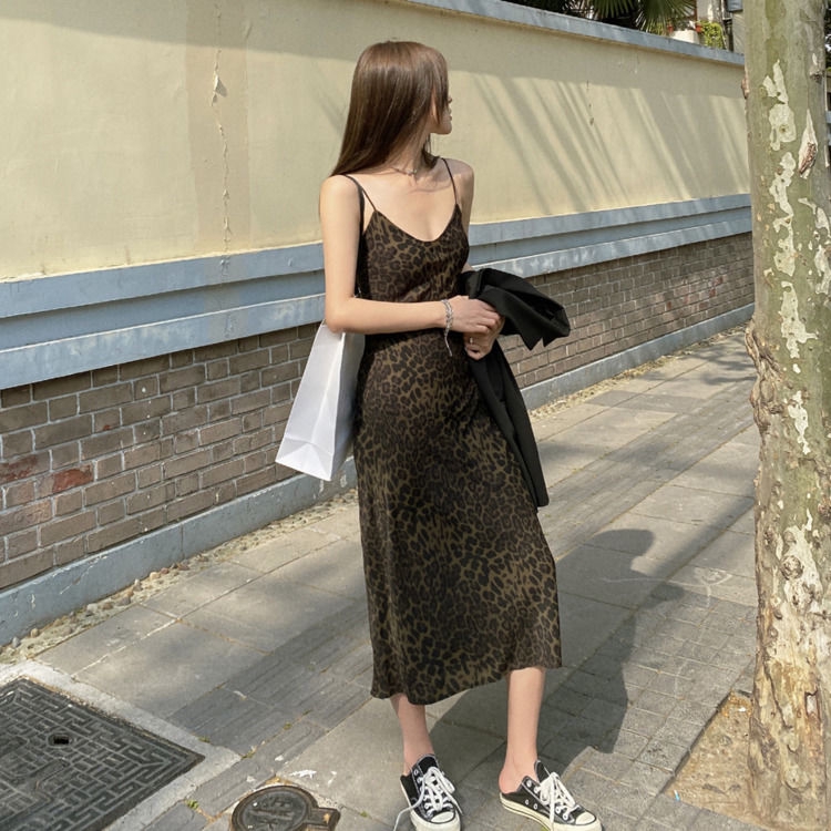 Đầm hai dây cổ chữ V dáng dài vừa in họa tiết da báo 234091t