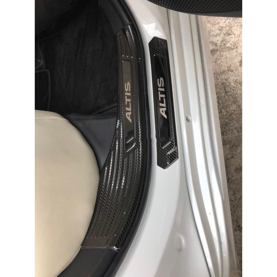 Nẹp bậc cửa, ốp bậc xe Toyota Altis 2022 2023 mẫu carbon cao cấp chống trầy xước xe hiệu quả