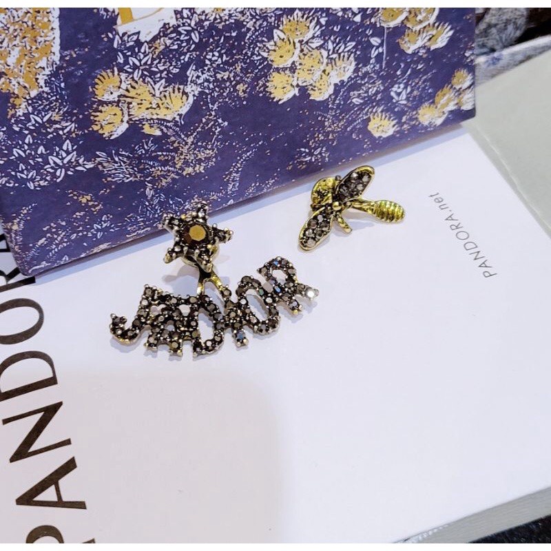 Hoa tai con ong hai bên khác nhau sang chảnh hot nhất thị trường