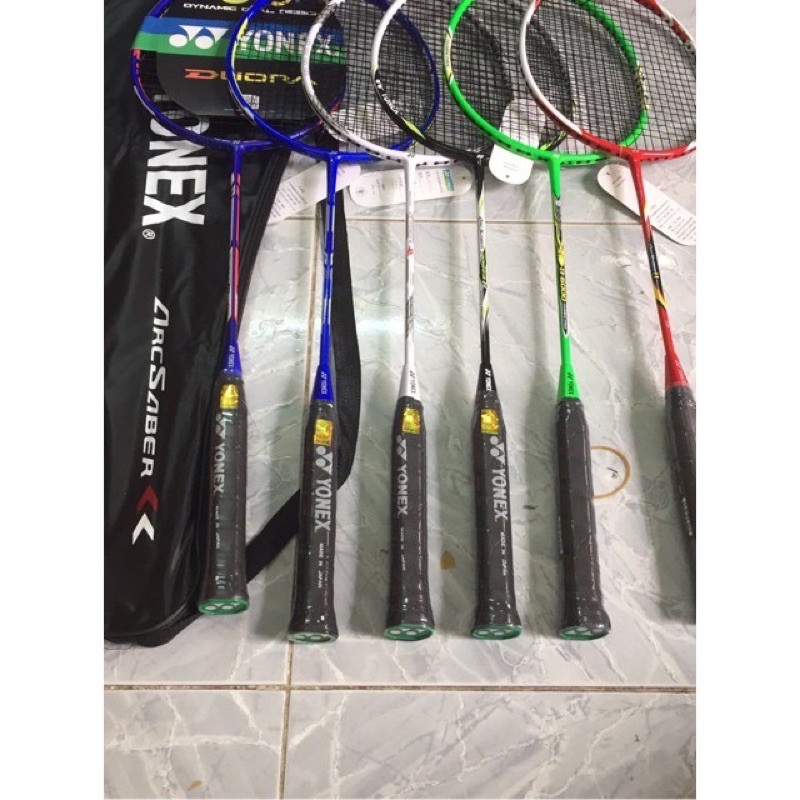 1 chiếc vợt yonex cước ( khuyến mãi căng vợt và cuốn cán )