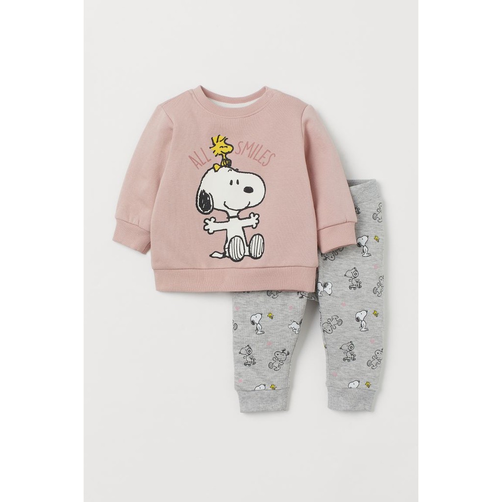 Set Snoppy hồng gồm áo nỉ, quần jogger nỉ, mặt trong lót nỉ ấm, HM US săn SALE