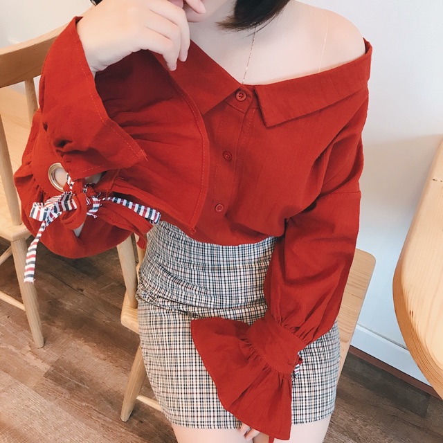 Áo sơmi trễ vai màu đỏ gạch