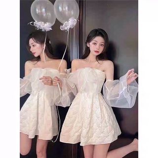 Đầm trắng cúp ngực dáng ngắn váy thiết kế tay bồng đám mây